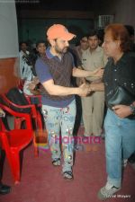  Aamir Khan snapped in funny kiddy pants post ad shoot in Filmistan on 18th March 2011 (15).JPG
